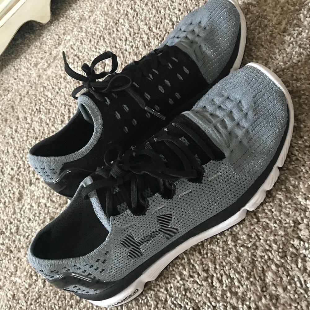 Women’s UnderArmour sz 9 shoes